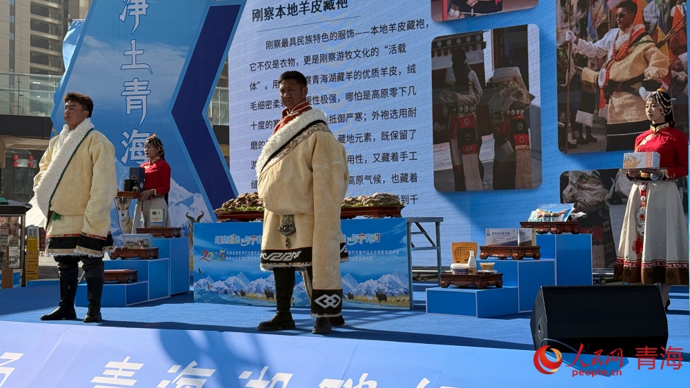 羊皮藏袍展示。人民網(wǎng) 況玉攝