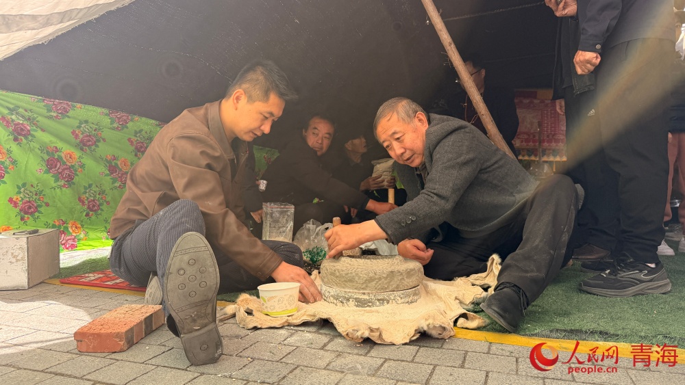石磨糌粑。人民網(wǎng) 況玉攝