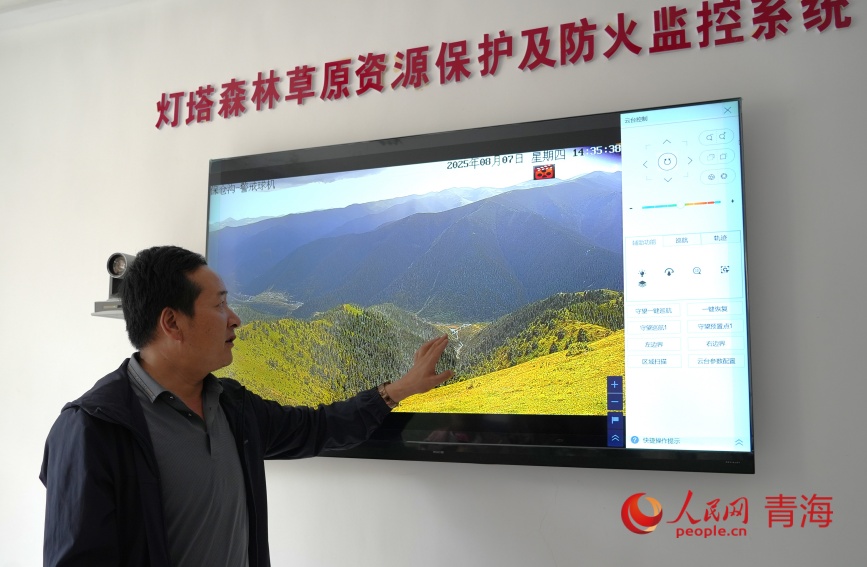 陶永明介紹預警監(jiān)控系統(tǒng)。人民網(wǎng)記者 甘海瓊攝
