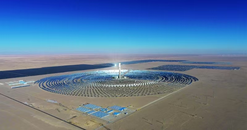 位于青海海西格爾木的50兆瓦塔式光熱電站。王國(guó)棟攝