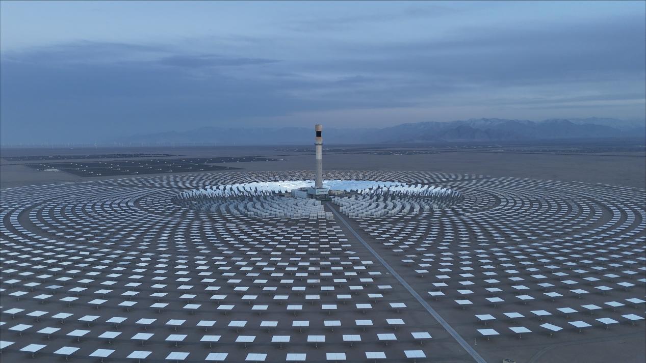 多能互補(bǔ)光熱電站。中國(guó)綠發(fā)青海分公司供圖