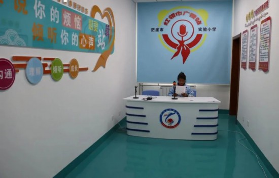 少先隊(duì)員在紅領(lǐng)巾廣播站宣傳英雄事跡《雞毛信》.茫崖市委宣傳部供圖