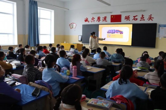 教師正在為孩子們講述汽車是如何構(gòu)造的.茫崖市委宣傳部供圖