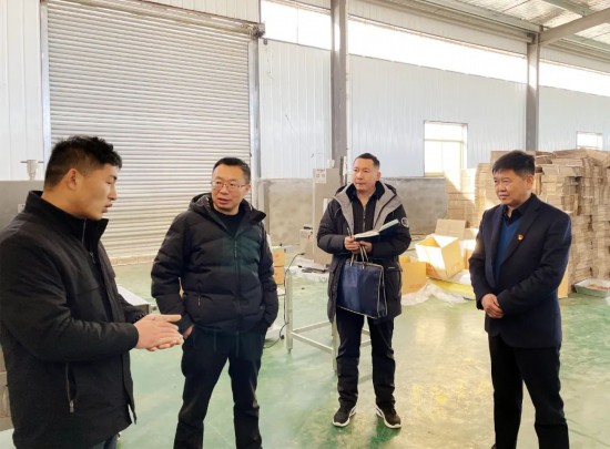 曹廷政深入企業(yè)走訪調研。國家稅務總局海西州稅務局供圖