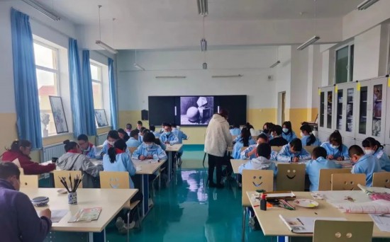 美術(shù)課外素描培訓(xùn)。茫崖市委宣傳部供圖