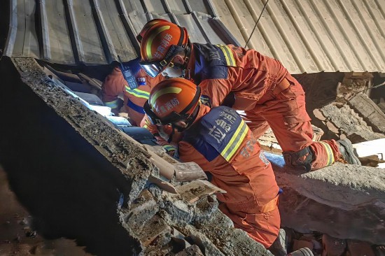 12月19日凌晨，甘肅臨夏消防指戰(zhàn)員在積石山縣大河家鎮(zhèn)陳家村進(jìn)行緊張搜救。甘肅省消防救援總隊(duì)供圖