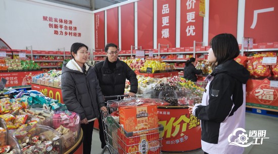 直播期間，人民網(wǎng)記者采訪消費(fèi)者。